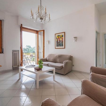 Апартаменты Comfy Flat Steps Away From Siena Station! Экстерьер фото