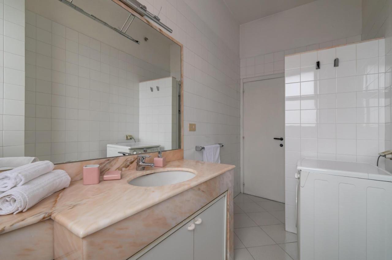 Апартаменты Comfy Flat Steps Away From Siena Station! Экстерьер фото