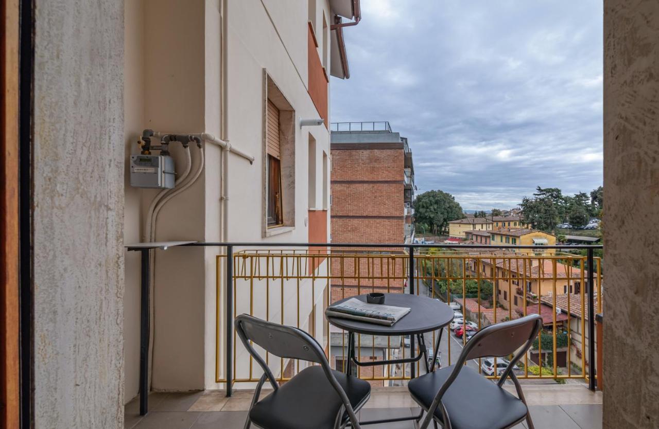 Апартаменты Comfy Flat Steps Away From Siena Station! Экстерьер фото